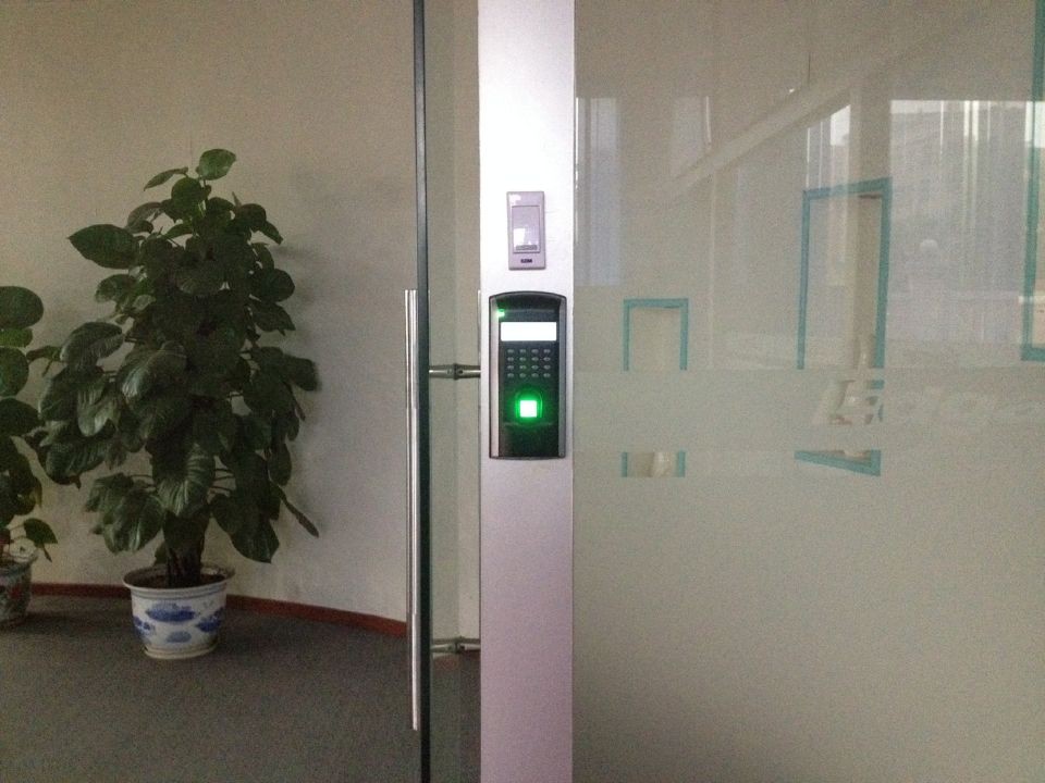 艾得格汽车配件有限公司指纹门禁系统完美收工(图2)